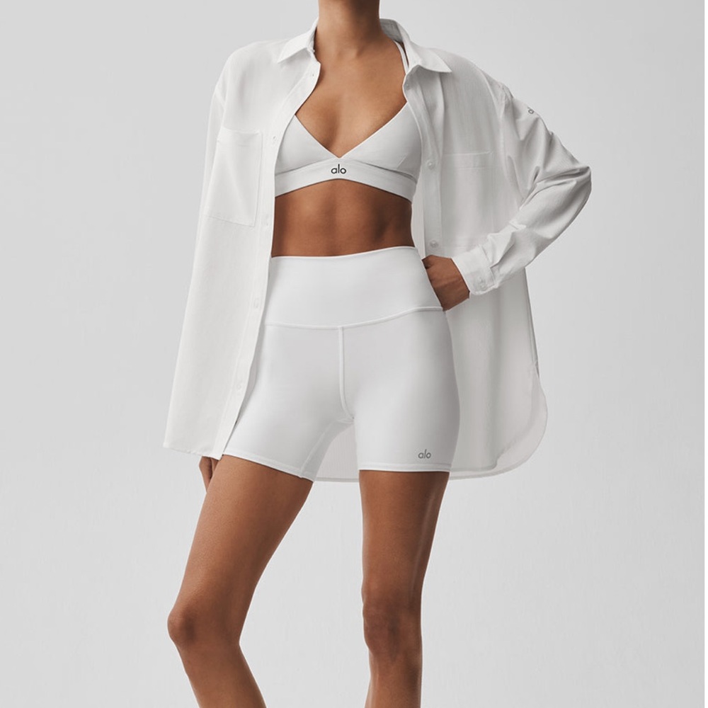 EUC alo yoga 5” airbrush biker shorts in white size S